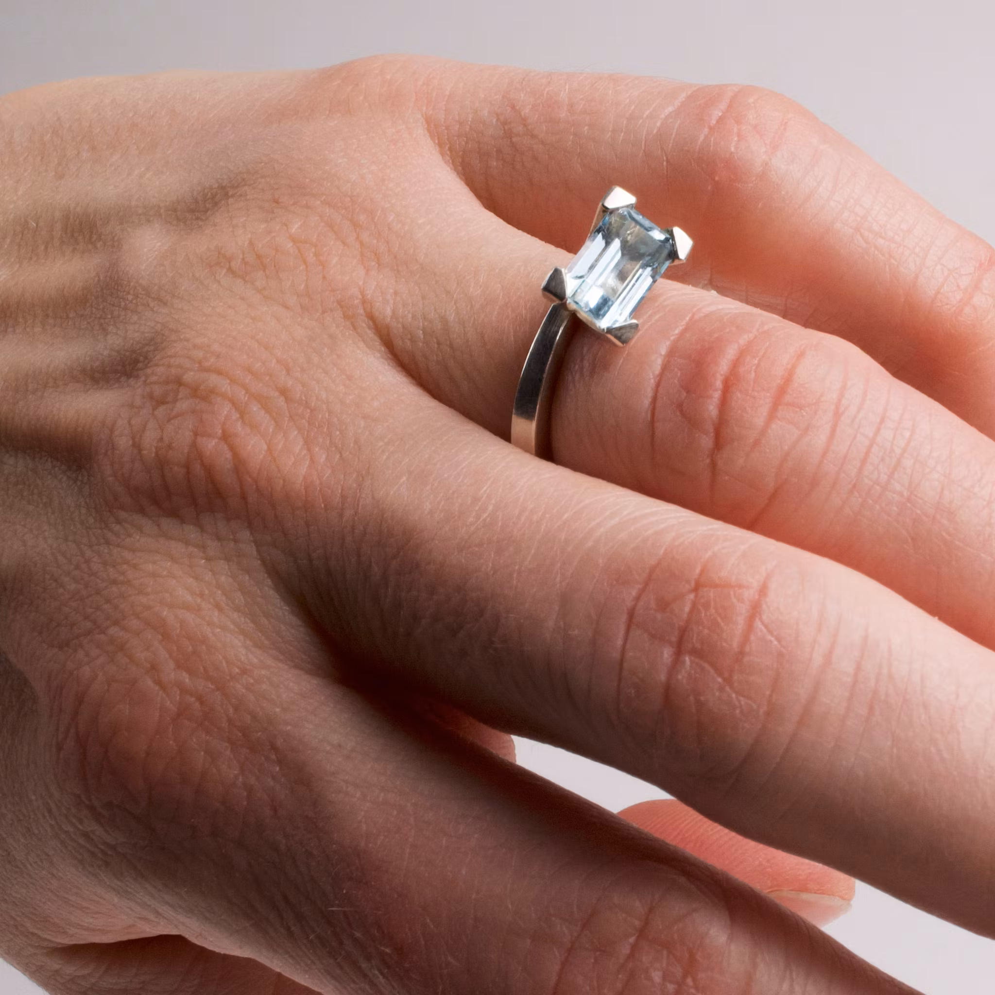 Ring med klofattad akvamarin
