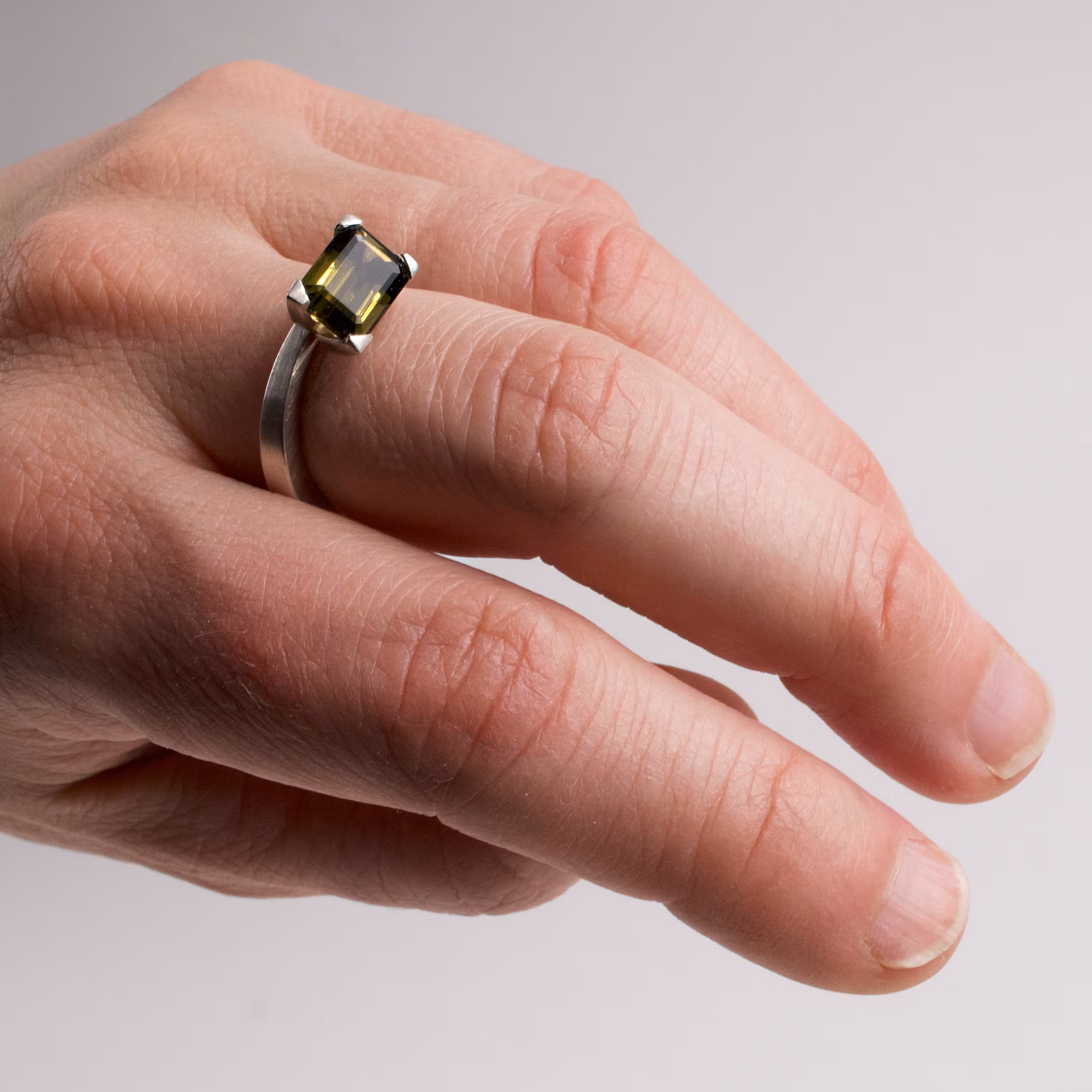 Ring med klofattad olivin