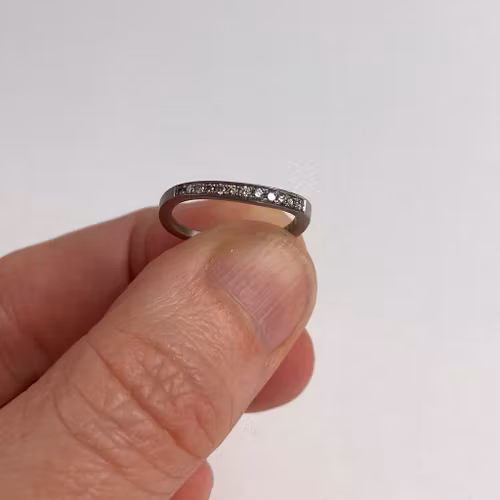 Vitguldsring med doserade coffeediamanter