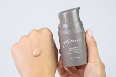 KAMPANJE Epionce - Daily Shield Tinted SPF 50ml OG Melanolyte TX