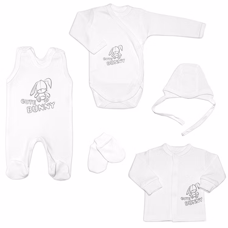Startpaket i fem delar. Vit tröja, sparkdräkt, body, vantar och mössa från kollektionen Cute Bunny