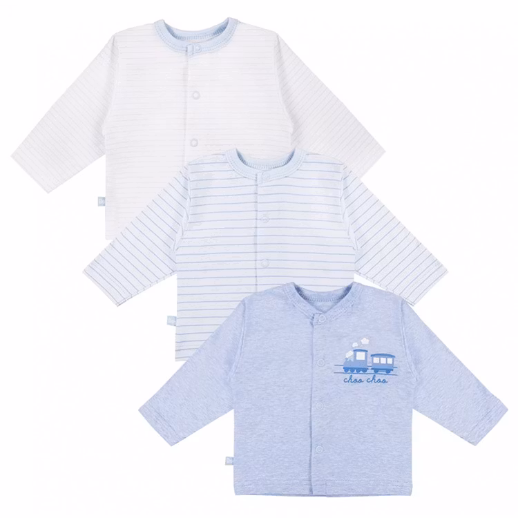 tre långärmade blå tröjor med tågmotiv och randigt mönster från kollektionen Tiny Blue