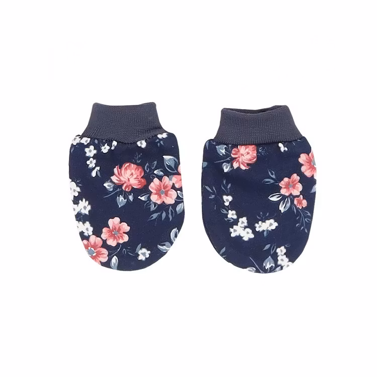 Marinblå vantar med blommönster från kollektionen Blommor. Vantarna har mudd vid handleden.