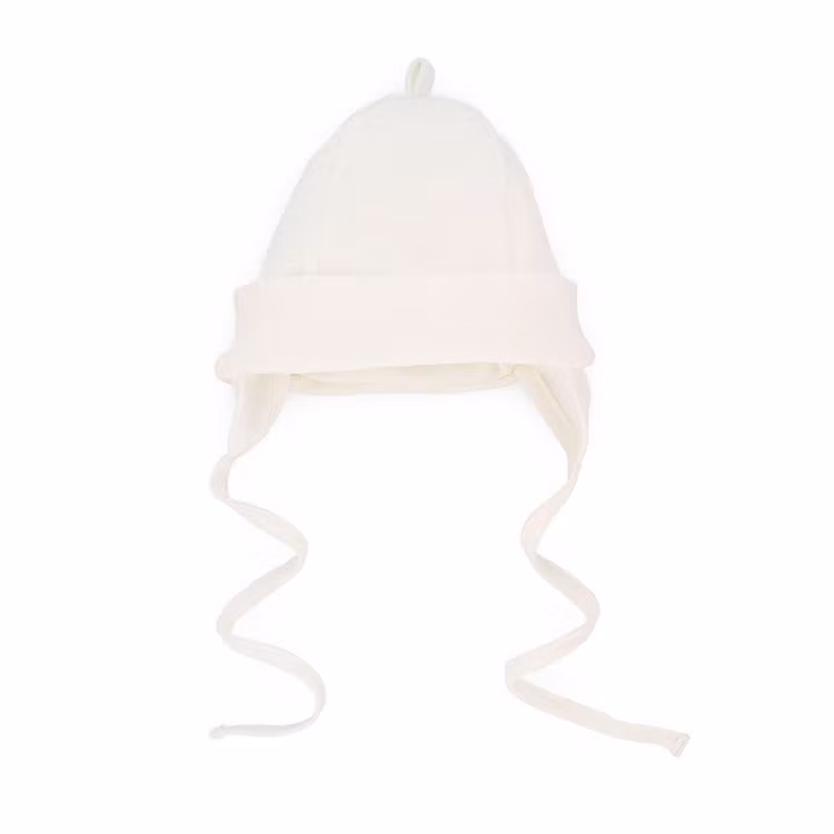 Vit mössa med kant och knytband från kollektionen Classic Baby