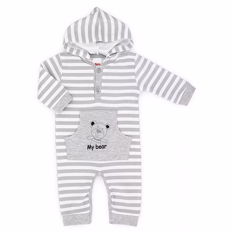 Grå randig långärmad jumpsuit med luva, nallemotiv och ficka på magen.