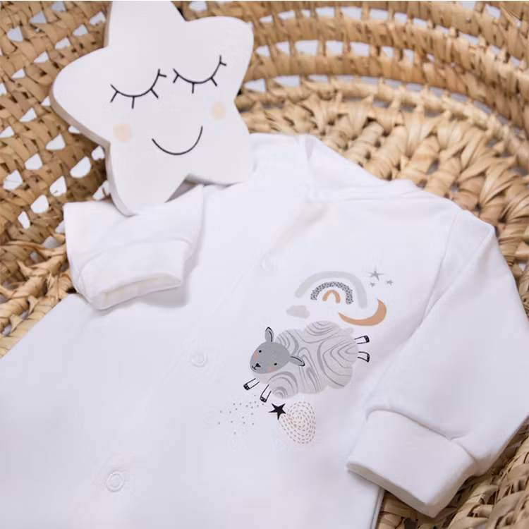Vit sparkdräkt liggandes i korg från kollektionen Baby Mellow