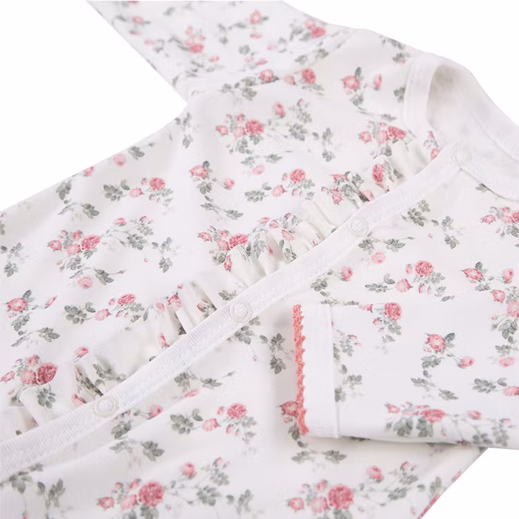 Liggande beige sparkdräkt med blommor från kollektionen Vintage