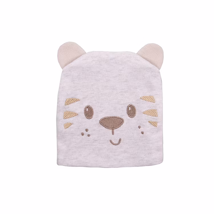 Broderad beige mössa från kollektionen Baby Love