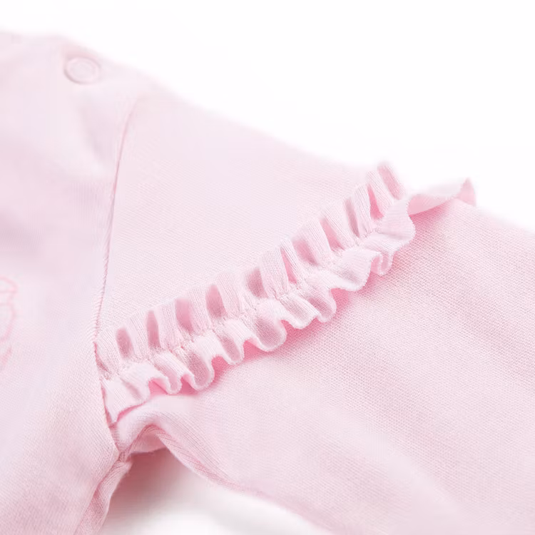 Volang och ärm av rosa tröja från kollektionen Nature