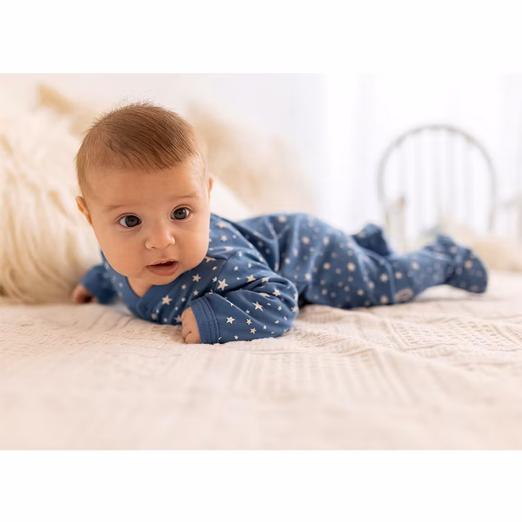 Baby med blå sparkdräkt med stjärnor - Stars