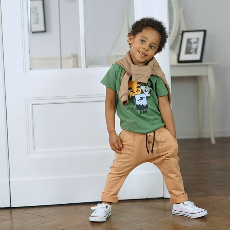 Pojke med kamelfärgade sweatpants med fickor - Casual