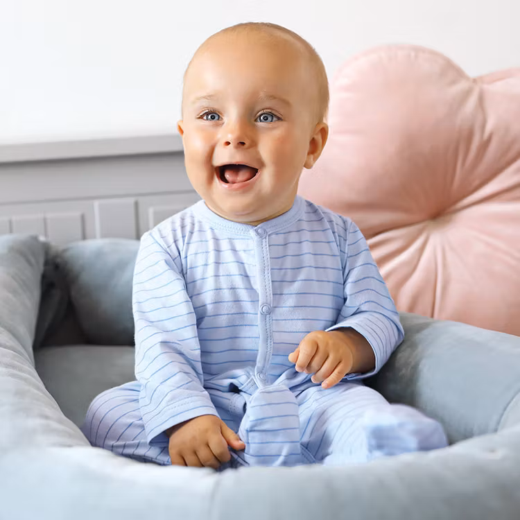 Bebis med blå sparkdräkt-Train - Tiny Blue
