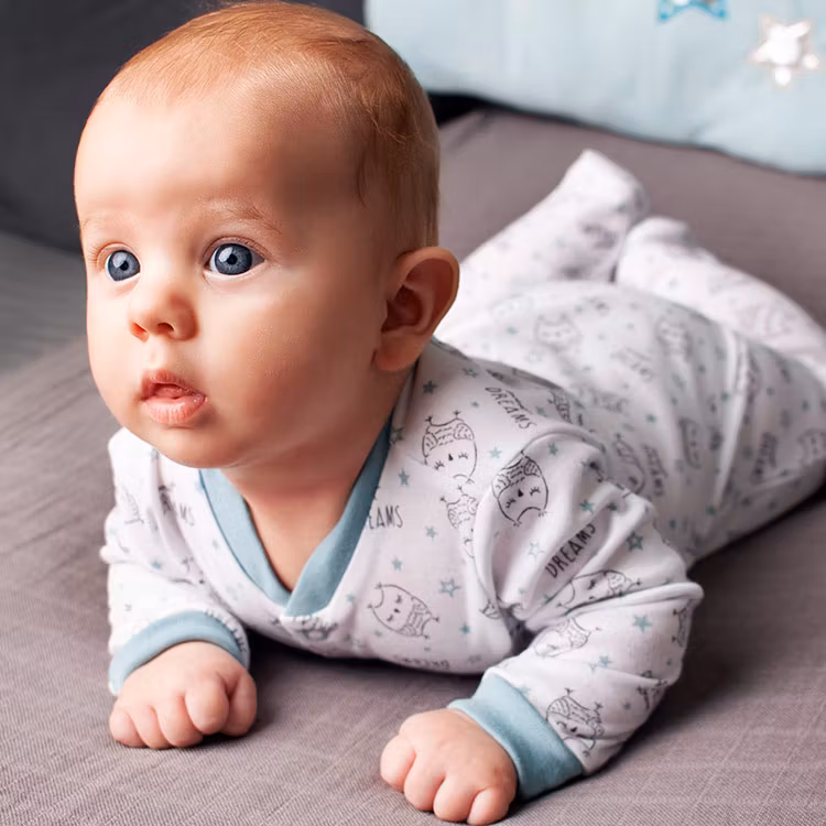 Baby  i sparkdräkt med ugglemönster - Sweet Dreams