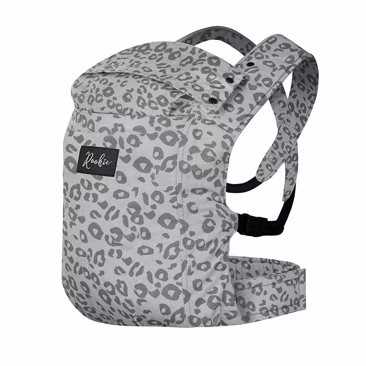 Sida med huvudskydd av ROOKIE Premium baby bärsele - Grey leo