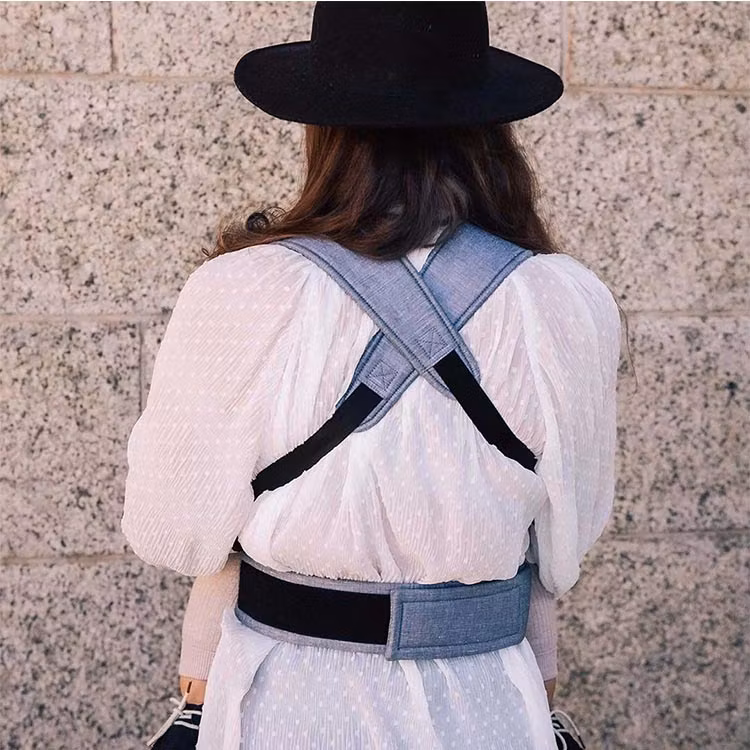 Kvinna med med ROOKIE Premium baby bärsele - Dark Grey