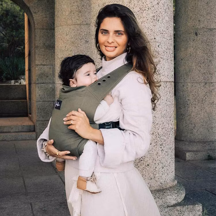 Kvinna med bebis i ROOKIE Premium baby bärsele - Khaki