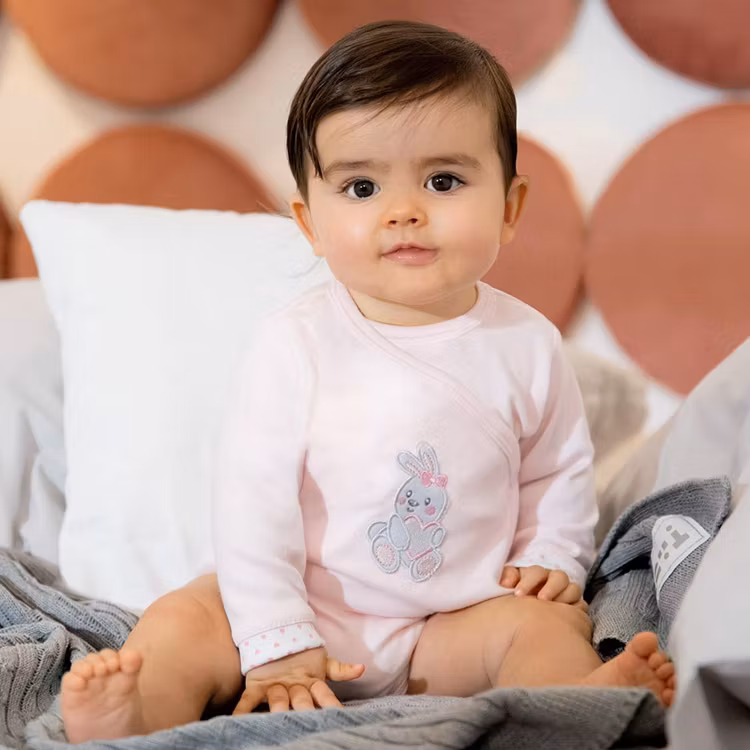 Bebis med rosa omlottbody med kanin - Newborn
