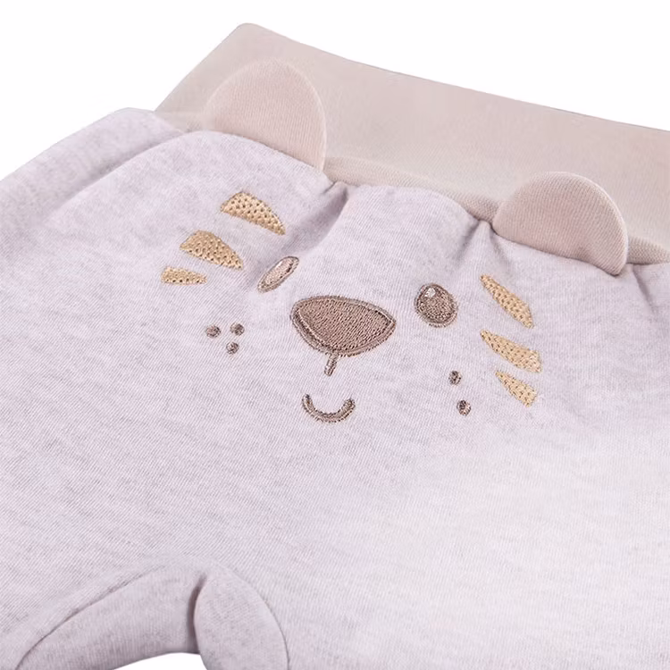 Broderad nalle på byxa - Baby Love