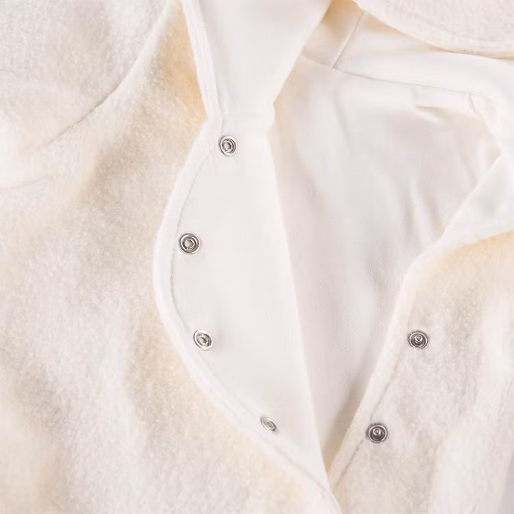 Knäppning av varm kofta i fleece - Ceremony