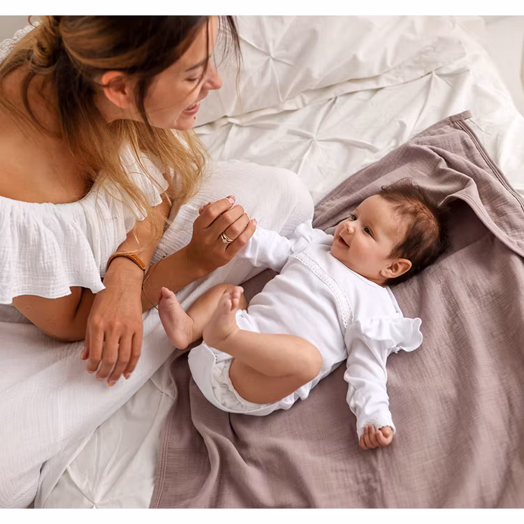 Mamma och bebis vit body med spets och volang - Paris Girl