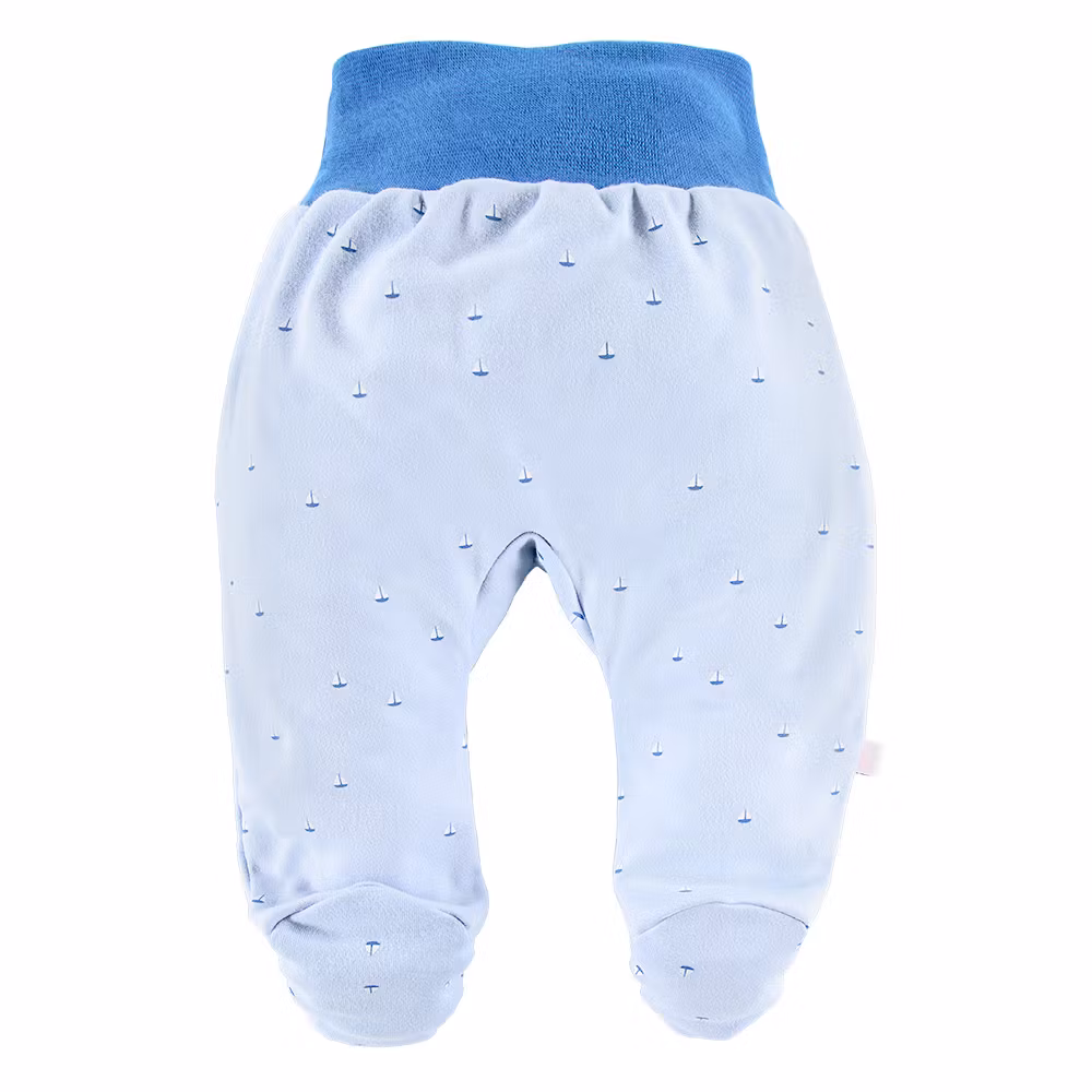 Baksida av Ljusblå babybyxa med båtar och hela fötter