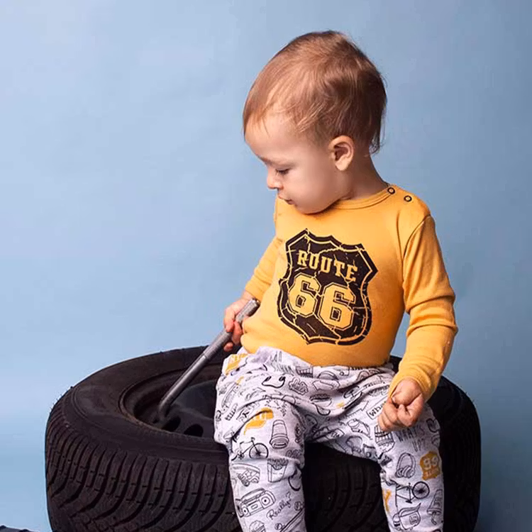 baby i gul body med logo - Route 66
