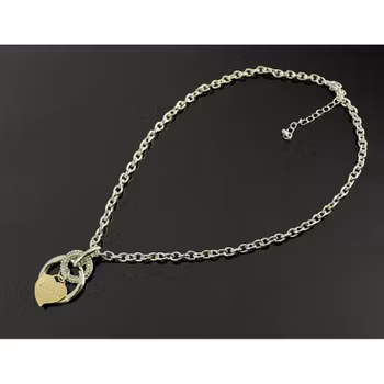 Vackert halsband med ett hjärta
