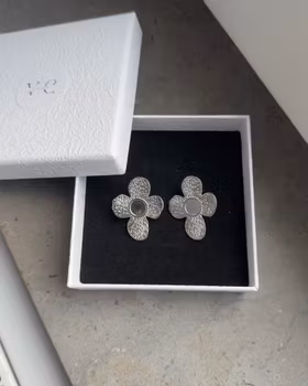 Blom örhängen Silver