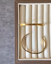 ’2015 - 2025’ - Armband GULD