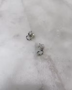Ring-stud - litet örhänge i återvunnet silver