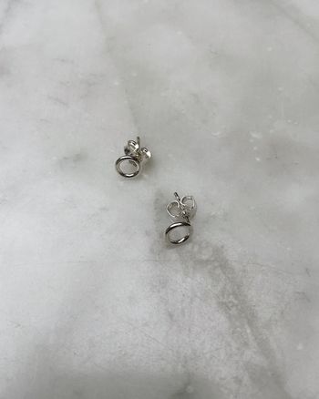 Ring-stud - litet örhänge i återvunnet silver