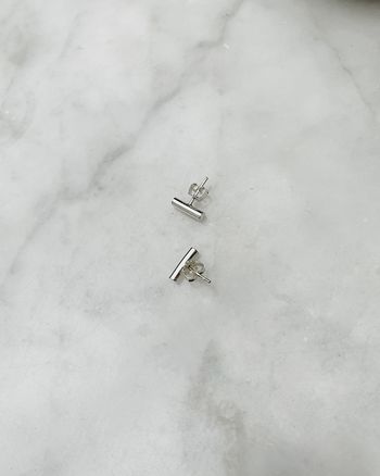 Bar-stud - litet örhänge i återvunnet silver