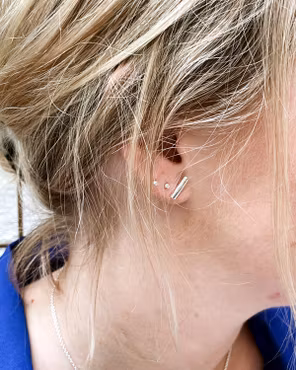 Bar-stud - litet örhänge i återvunnet silver