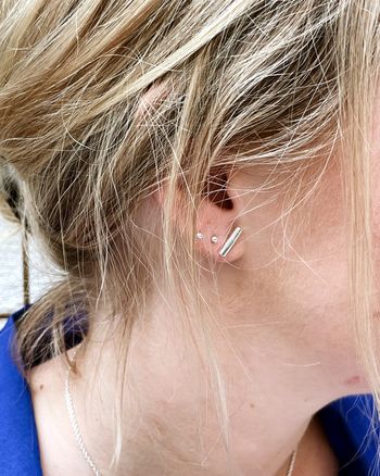 Bar-stud - litet örhänge i återvunnet silver