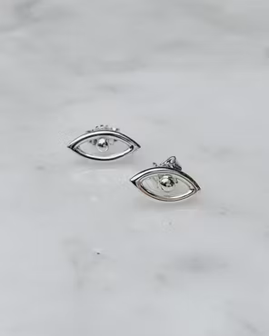 Eye-stud - litet örhänge i återvunnet silver