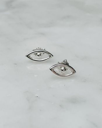 Eye-stud - litet örhänge i återvunnet silver
