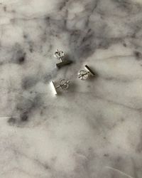 Bar square-stud - litet örhänge i återvunnet silver