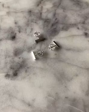 Bar square-stud - litet örhänge i återvunnet silver