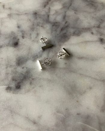 Bar square-stud - litet örhänge i återvunnet silver