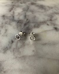 Dots-stud - litet örhänge i återvunnet silver