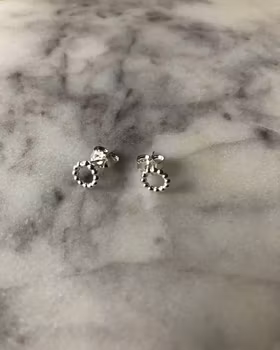 Dots-stud - litet örhänge i återvunnet silver