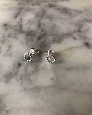 Dots-stud - litet örhänge i återvunnet silver