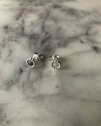 Dots-stud - litet örhänge i återvunnet silver