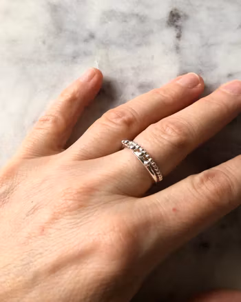 Dots - kulring i återvunnet silver