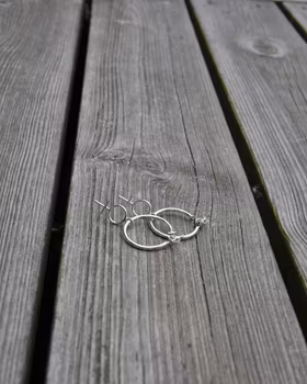 Venus Hoops - örhängen i silver med kvinnosymbol