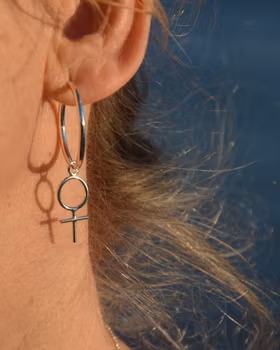 Venus Hoops - örhängen i silver med kvinnosymbol