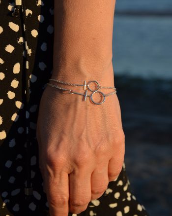 Venus 1.2 - handtillverkat silverarmband med kvinnosymbol