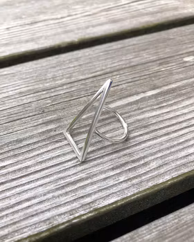 Triangle - handgjord ring i återvunnet silver