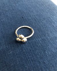 Three - söt handtillverkad ring i återvunnet silver