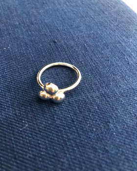 Three - söt handtillverkad ring i återvunnet silver